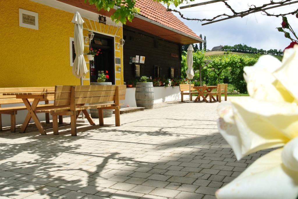 Weingut Primus Suedsteiermark Spielfeld Bagian luar foto