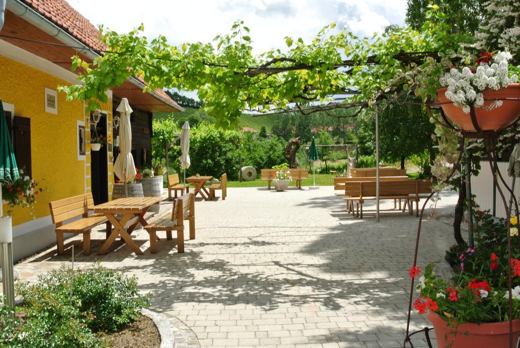 Weingut Primus Suedsteiermark Spielfeld Bagian luar foto