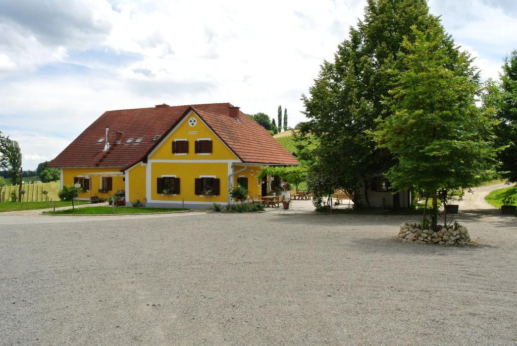 Weingut Primus Suedsteiermark Spielfeld Bagian luar foto