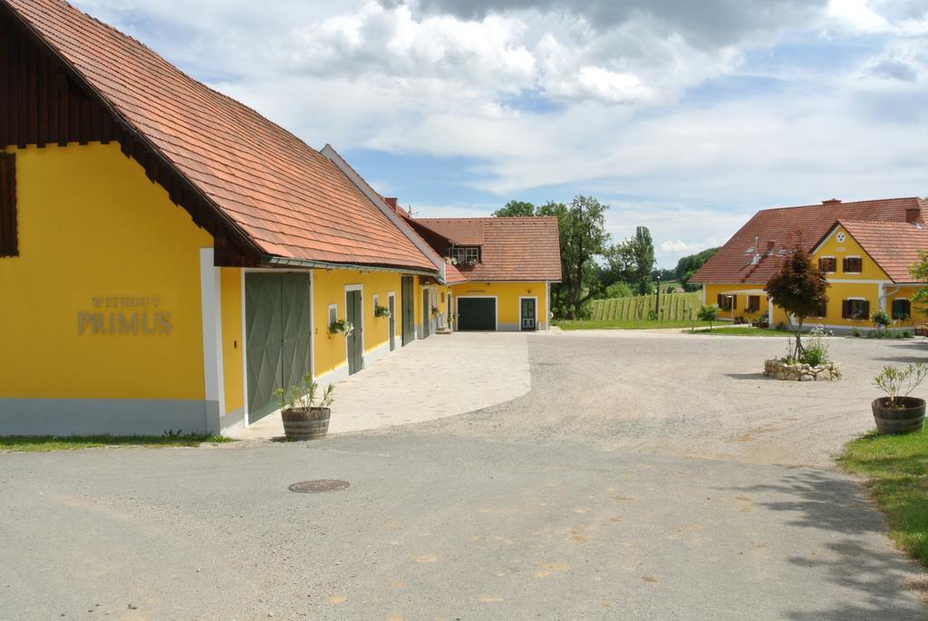 Weingut Primus Suedsteiermark Spielfeld Bagian luar foto