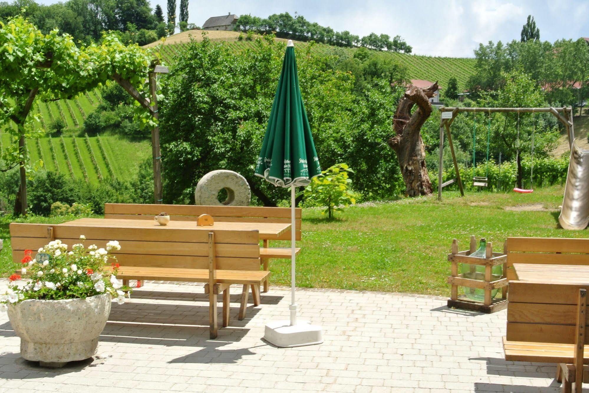 Weingut Primus Suedsteiermark Spielfeld Bagian luar foto